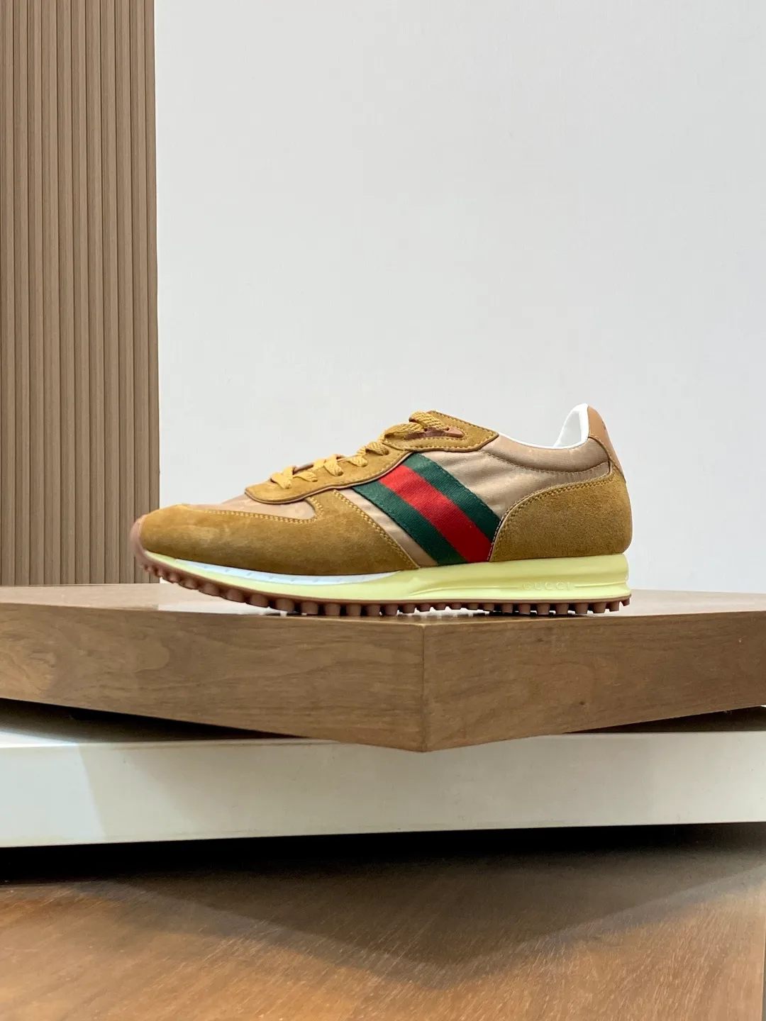 Men's shoes 💰660 [Gucci] Gucci - high-end quality original order 👩🏻‍❤️‍👨🏻 couple wear 🔍🔍🔍 casual sports shoes - upper: 🔝 suede calfskin, shoe body brand totem cloth. brand webbing, tongue. heel. air pressure brand logo - lining: water-dyed sheepskin -Outsole: ultra-light TPU foam·TR rubber; two-color molded outsole -Ultra-high quality control·fine workmanship: highlighted (high-end·exquisite·class) -Size: same style for men and women 36-44 (female 35, 40, male 45, 46 can be customized)·